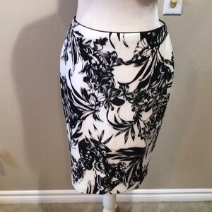 White House Black Market Black and White lined Floral Pencil Skirt w/Zip Back-6